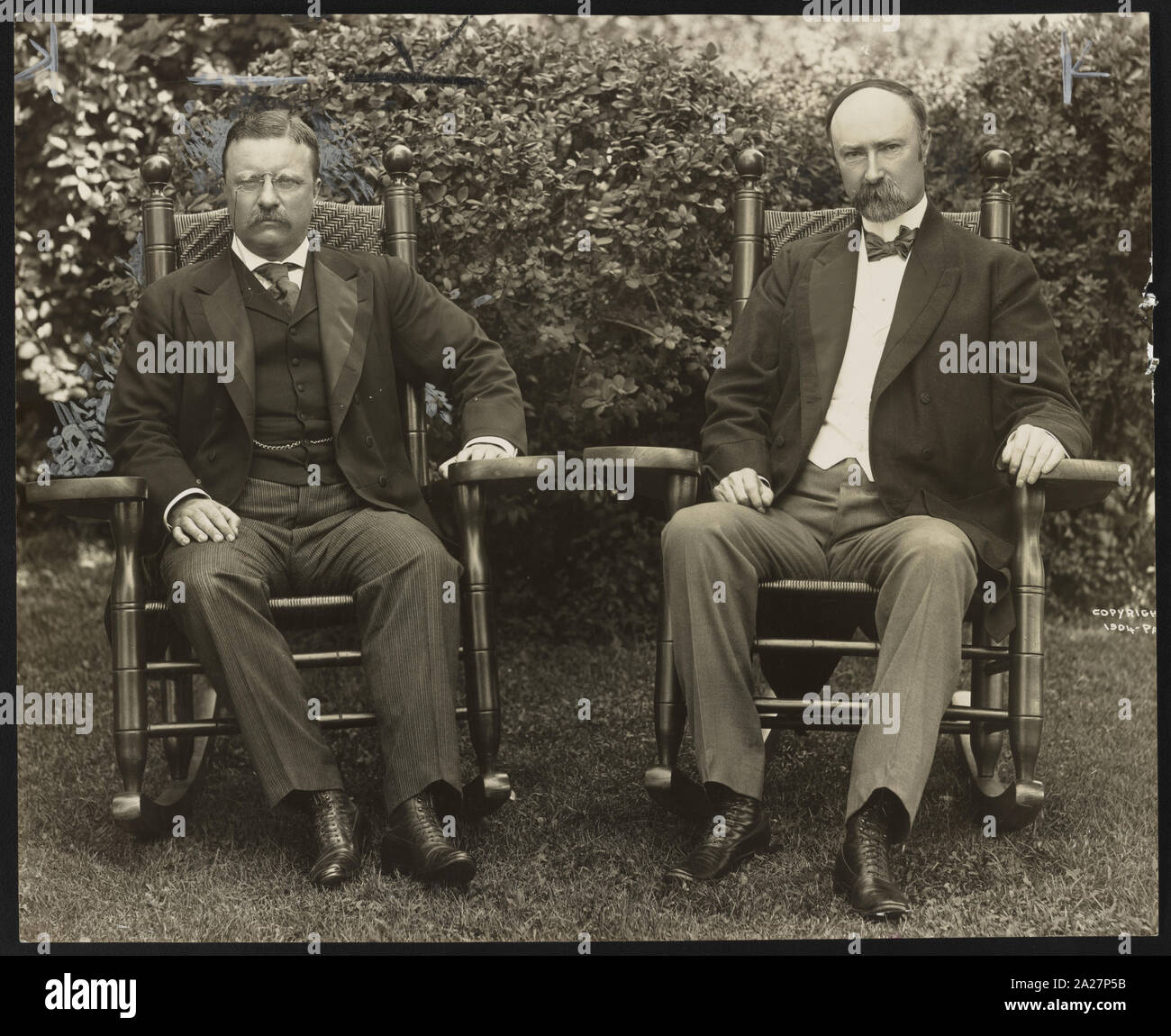 Presidente Theodore Roosevelt e Vice Presidente Charles Fairbanks, seduti in sedie a dondolo, rivolto verso la parte anteriore, sul prato al Sagamore Hill, Oyster Bay, N.Y. Foto Stock