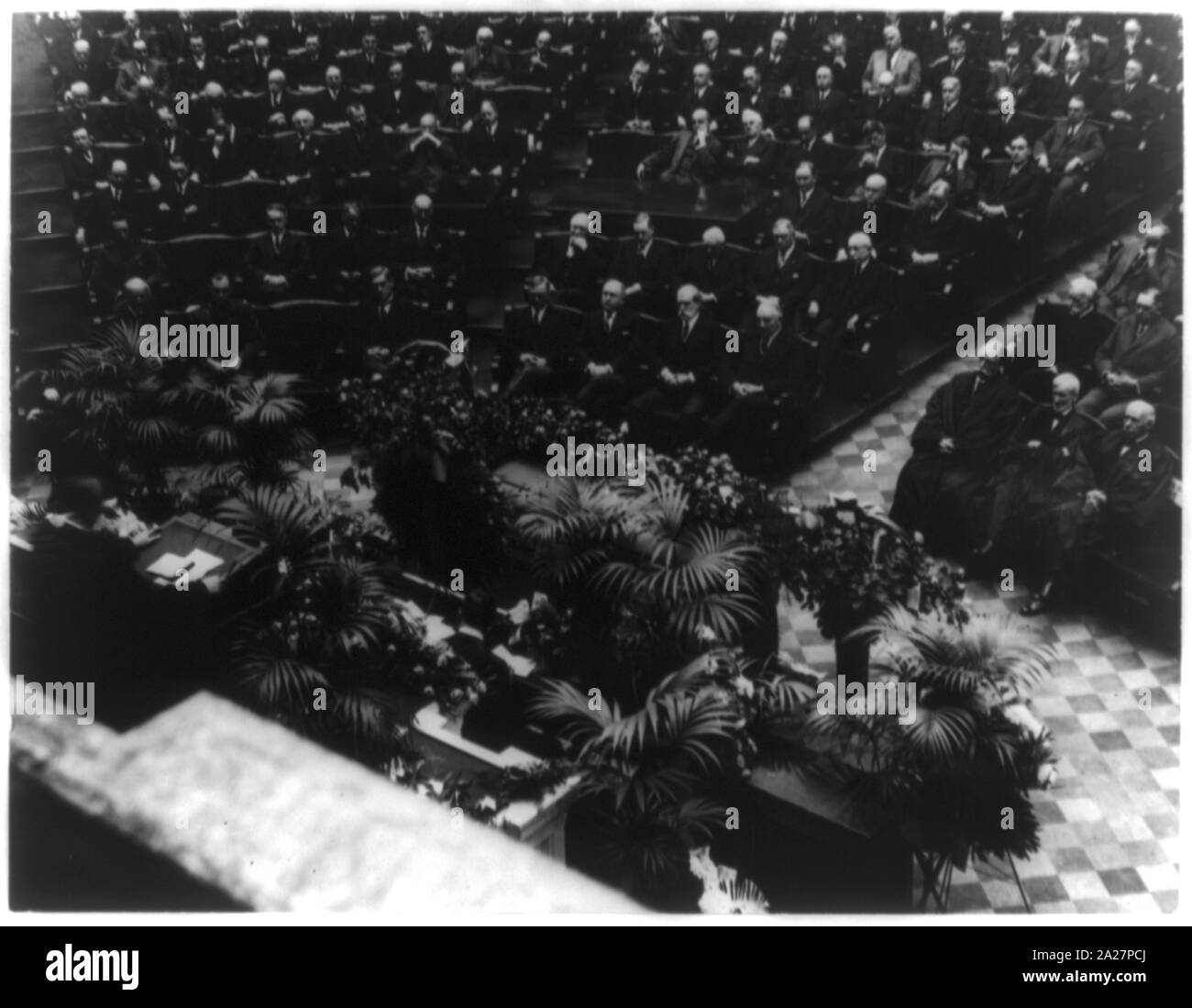 Presidente Warren G. Harding, membri del suo gabinetto, i membri della Corte suprema e altri funzionari, ai funerali di Congressman James R. Mann, NEGLI STATI UNITI La camera dei rappresentanti di Washington, D.C. Foto Stock