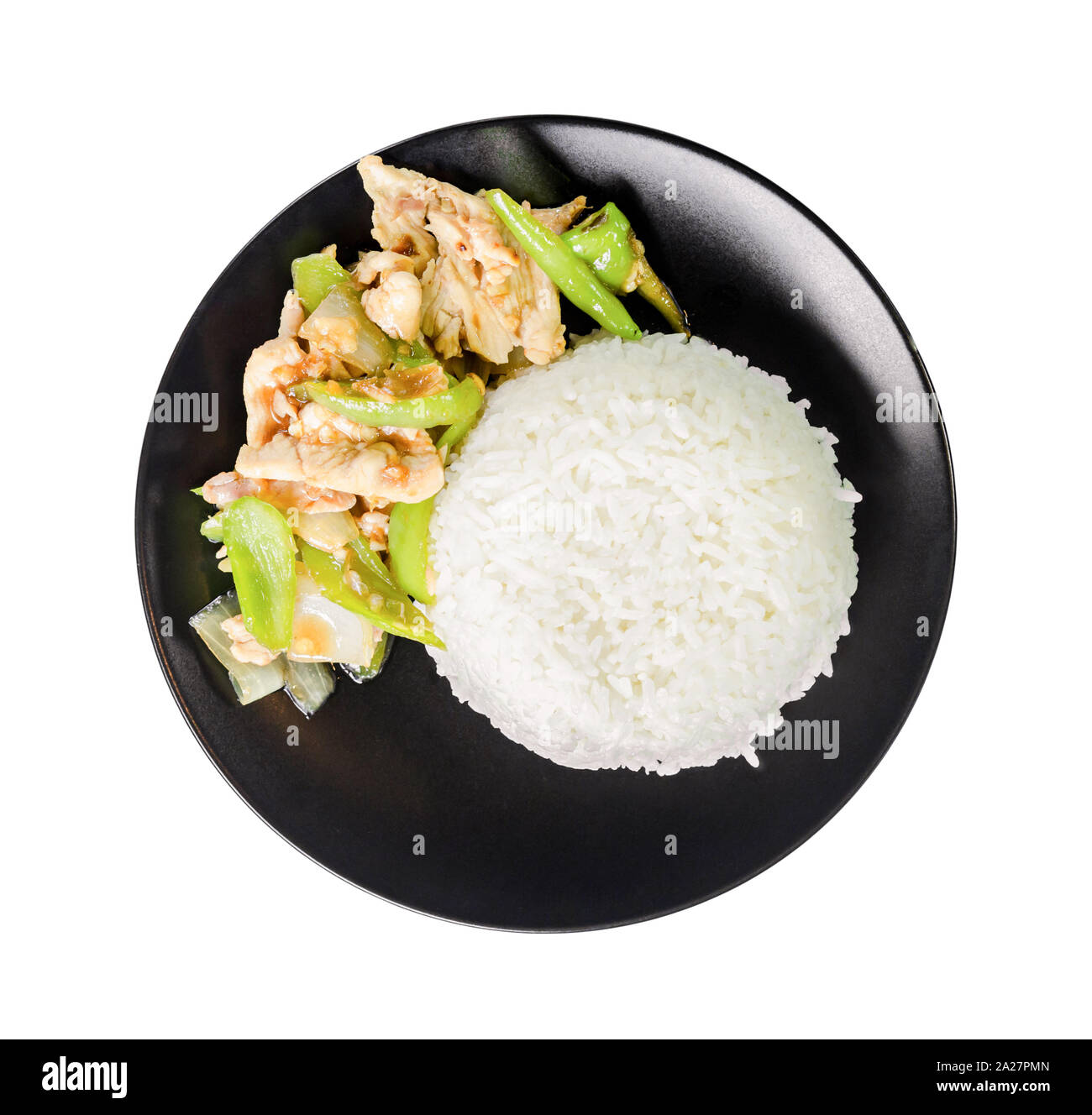 Mescolare il pollo fritto con peperoncino verde e riso al vapore in nero piatto isolato su sfondo bianco, salva percorso di clipping. Cibo tailandese. Foto Stock