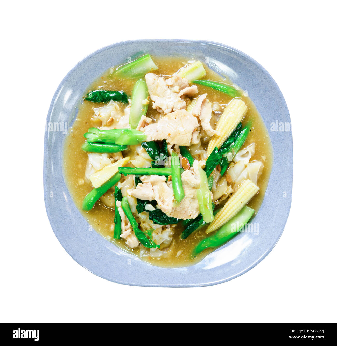 In casa Stir-Fried Tagliatelle con salsa gravy (cibo tailandese) isolato su sfondo bianco, salva percorso di clipping. Foto Stock