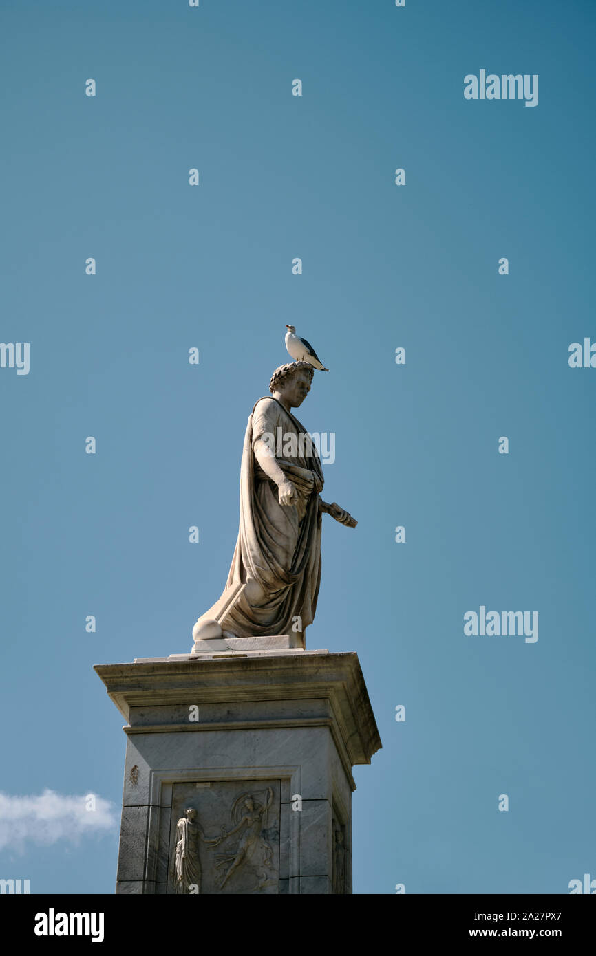 Un uccello appollaiato sulla testa della statua di Napoleone come Primo console in luogo Foch piazza in Ajaccio Corse du Sud Corsica Foto Stock