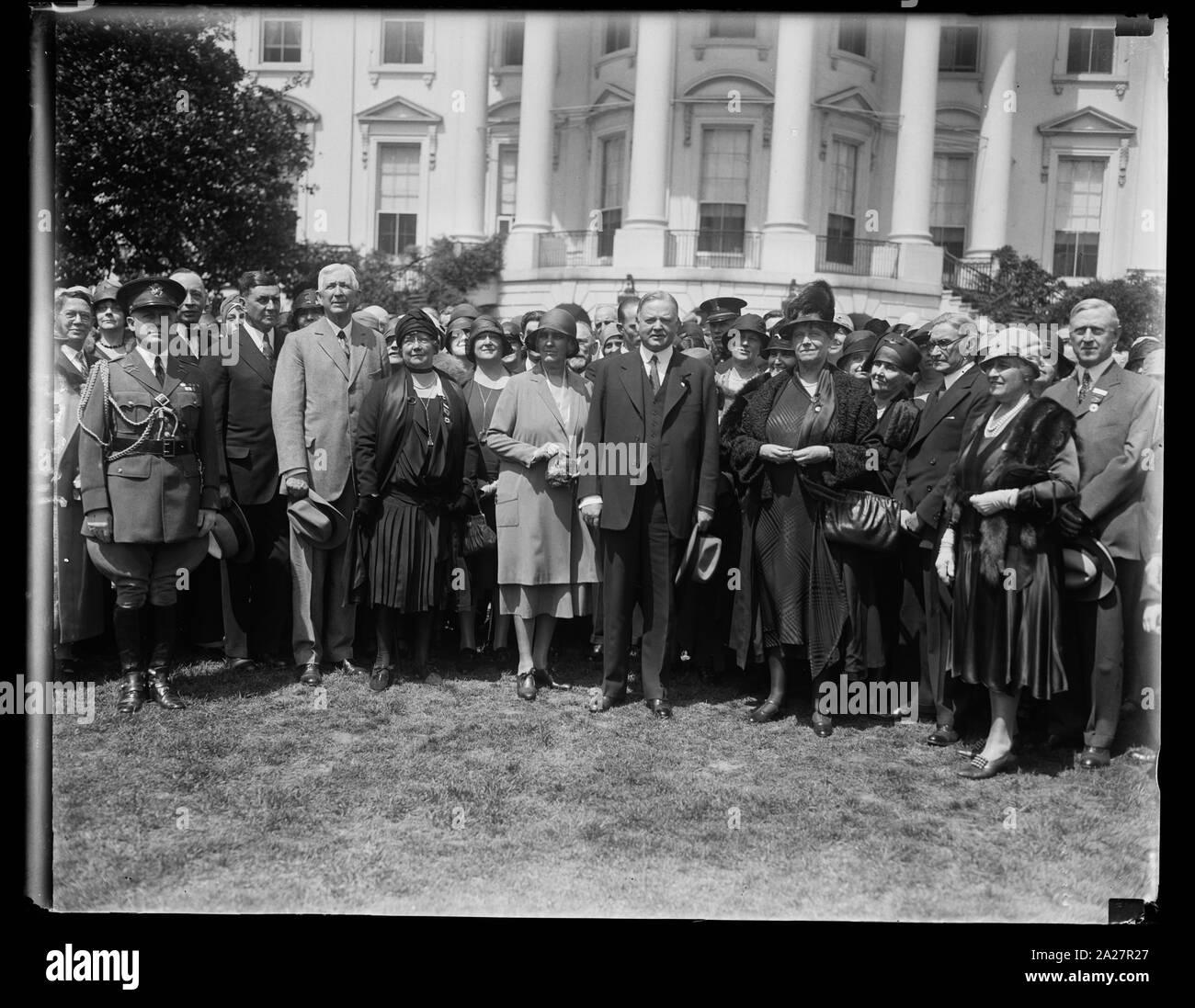 Presidente e signora Hoover riceve i delegati a ottavo convegno annuale della Croce Rossa Americana, ora che si terrà a Washington, sono stati ricevuti dal Presidente e signora Hoover alla Casa Bianca di oggi. Nel centro del gruppo, da sinistra a destra: Col. Paolo Draudt, Germania; Gustavo Papa; Ernest P. Bicknell; la Signora Henry Rae; la sig.ra Hoover; Presidente Hoover; Mabel Boardman; Frank V. Marner; George D. Scott e James L. Fosier, tutti i membri del Consiglio Centrale della Croce Rossa Foto Stock