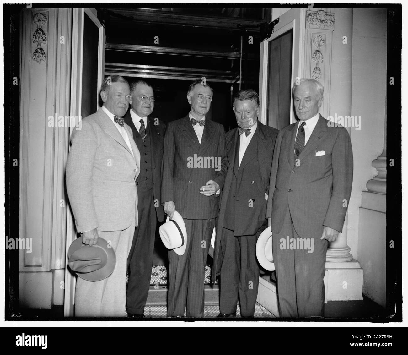 Presidente conferenza le chiamate del senato e il Dipartimento di Stato sulla neutralità. Washington, 18 luglio. Era quasi mezzanotte quando i senatori ha iniziato a uscire dalla Casa Bianca dopo la loro conferenza con il presidente Roosevelt e il Segretario di Stato scafo sul quale è stato raggiunto un accordo per consentire la legislazione di neutralità di rimanere inattivo fino alla prossima sessione, così, apparentemente terminando una svasatura tra il congresso e il presidente sulla questione della neutralità che è iniziata quando il Senato Comitato delle relazioni estere ha rifiutato di prendere la questione in questa sessione. Da sinistra a destra: il senatore Charles L. McNary, Mino Foto Stock