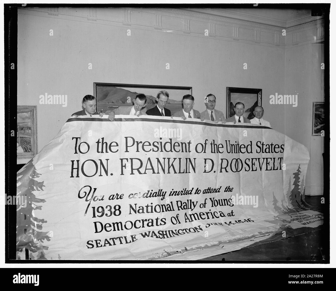 Presidente diventa grande invito a partecipare raduno nazionale di giovani democratici. Washington, 14 giugno. Lo stato di Washington si estende i loro inviti in un grande modo se quello illustrato qui, invitando il Presidente Roosevelt per partecipare al raduno nazionale di giovani democratici Club of America a Seattle Luglio 14, 15, 16, è un campione. Tutta la delegazione del congresso di Washington, guidata dai senatori Schwellenbach e Homer T. osso, Charles H. Shreve, Segretario Esecutivo di giovani democratici; Segretario presidenziale Marvin H. MCINTYRE, sost. Martin F. Smith, il senatore Lewis B. Schwellenbach, sost. Charles H. Foto Stock