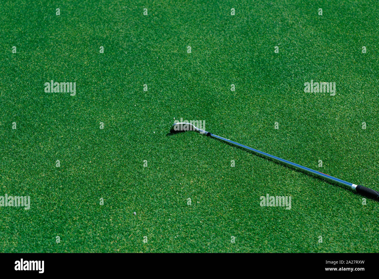 Vista superiore del ferro golf club e la sfera su un prato verde Foto Stock