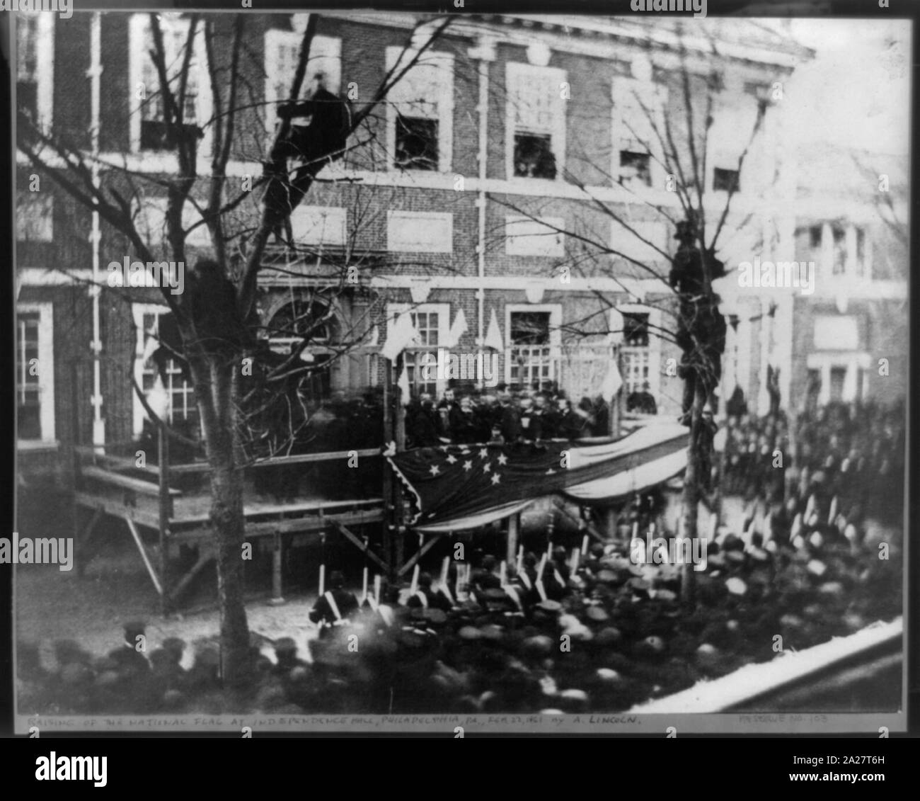 Presidente-eletto Abramo Lincoln innalzamento di una bandiera a Independence Hall, Philadelphia, in onore della nuova stella aggiunto per l' ammissione del Kansas per l'Unione europea a Washington il compleanno, 22 Febbraio 1861 Foto Stock