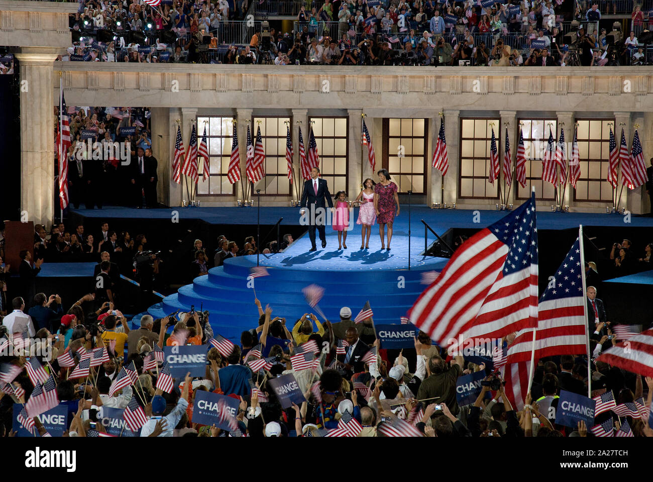 Il candidato presidenziale Barack Obama e sua moglie Michelle, e i suoi figli Malia e Sasha onda per il pubblico alla Convenzione Nazionale Democratica, Denver, Colorado, Agosto 25-28, 2008 Foto Stock
