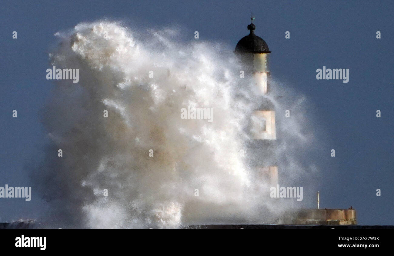 Grandi onde colpire il faro a Seaham in Durham. Foto Stock