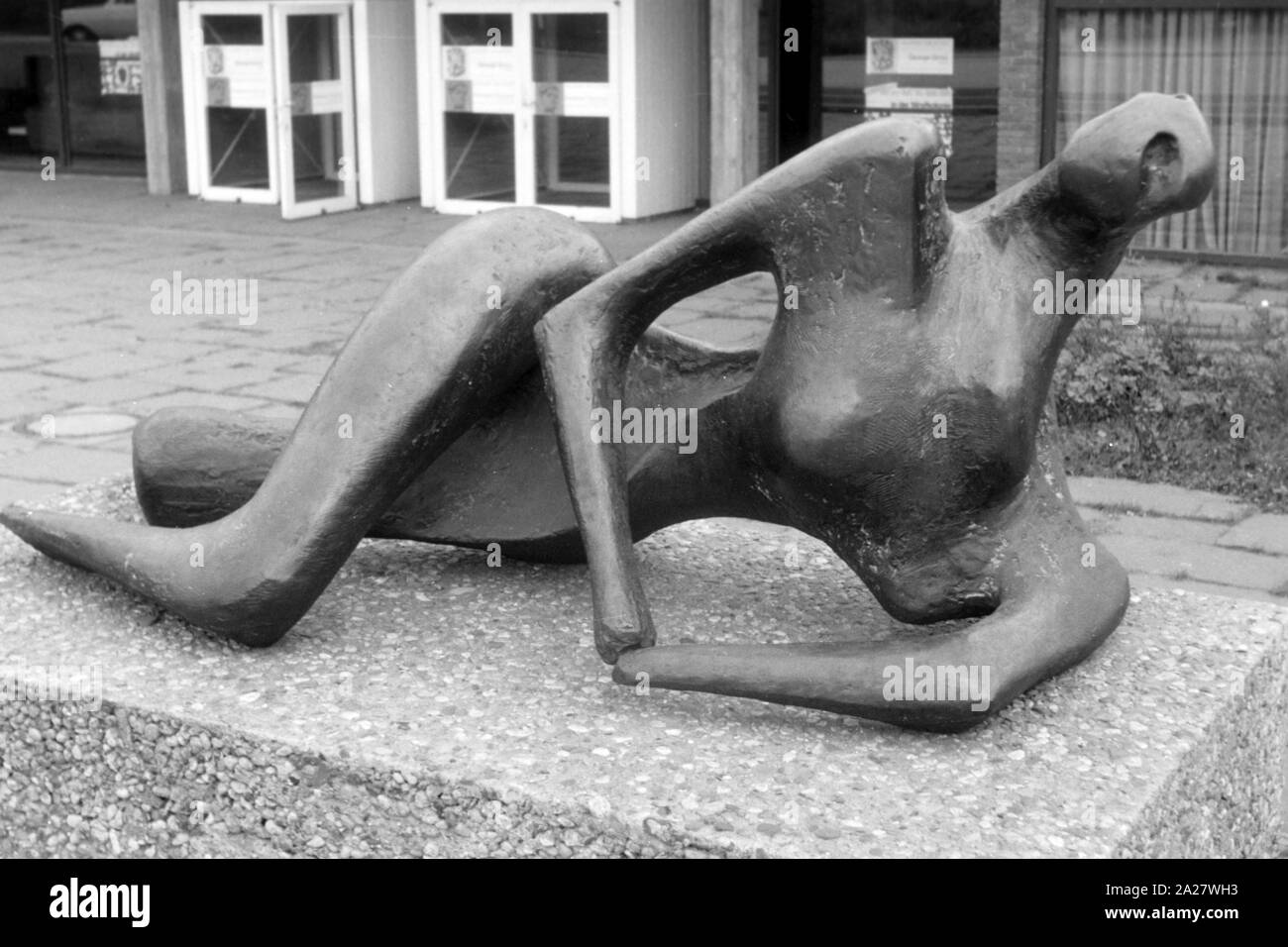 Eingang zur Akademie der Künste Hanseatenweg im mit der Skulptur 'Liegende' von Henry Moore in Berlino, Deutschland 1962. Ingresso per l'Accademia di Arte a Hanseatenweg e la scultpure 'Liegende" di Henry Moore a Berlino, Germania 1962. Foto Stock