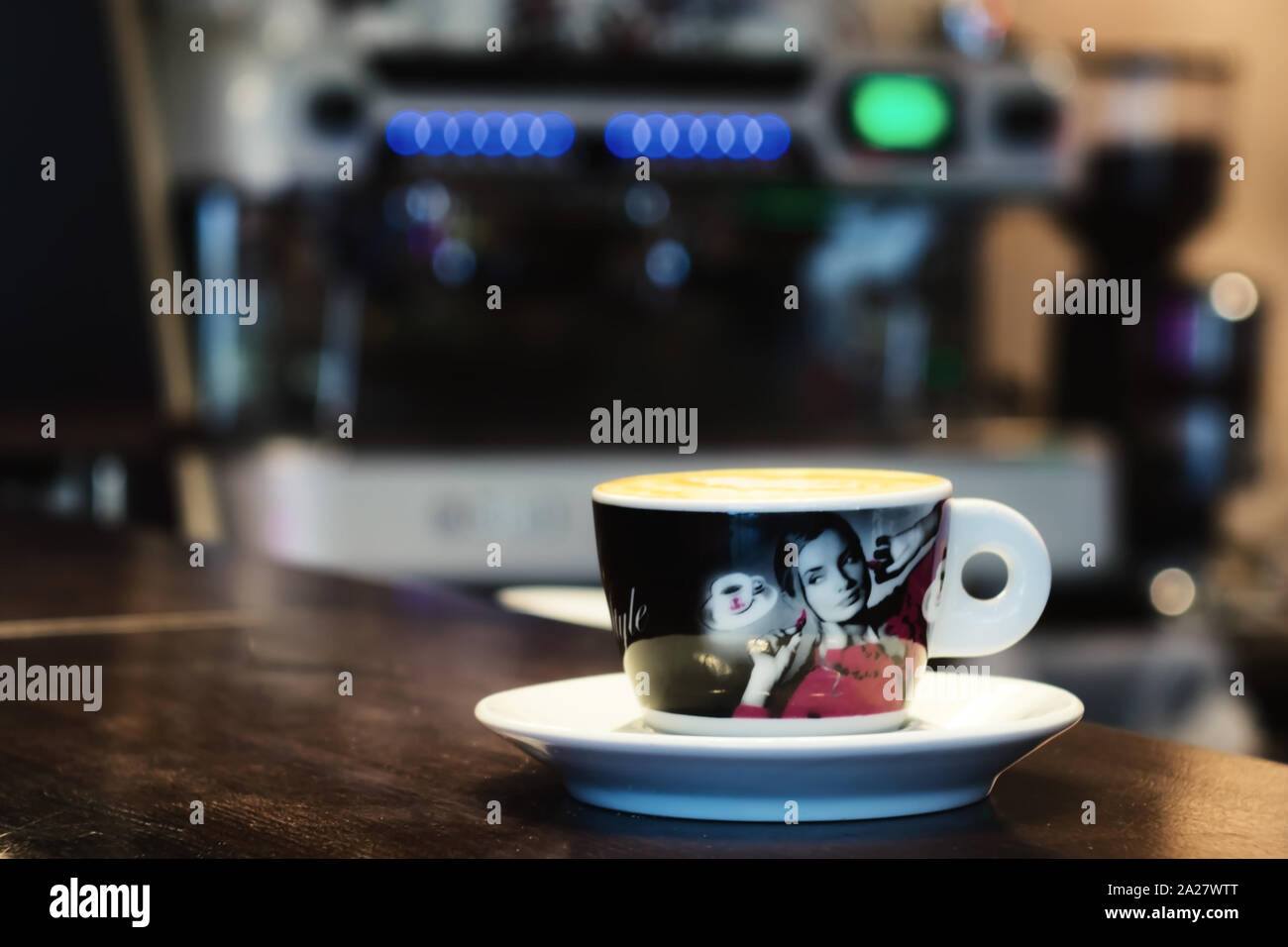 Cappuccino Tasse im Café Foto Stock