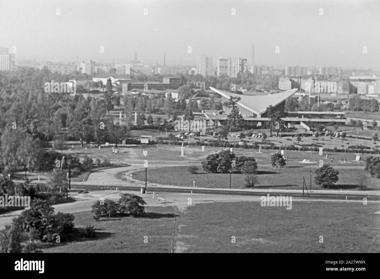 Blick auf die Kongresshalle an der John Foster Dulles Allee im Ortsteil Tiergarten di Berlino, Deutschland 1962. Congresso e la sala eventi in zona Tiergarten di Berlino in Germania 1962. Foto Stock