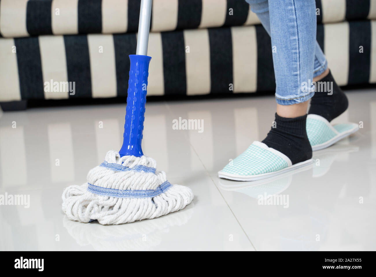 Mop è la pulizia del pavimento. Foto Stock