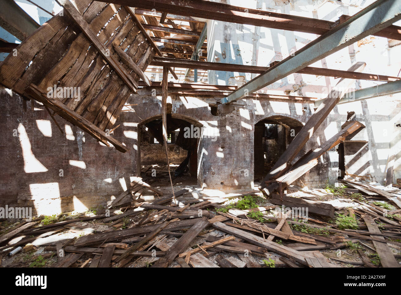 Distrutto il vecchio edificio industriale. Casa in rovina. Foto Stock
