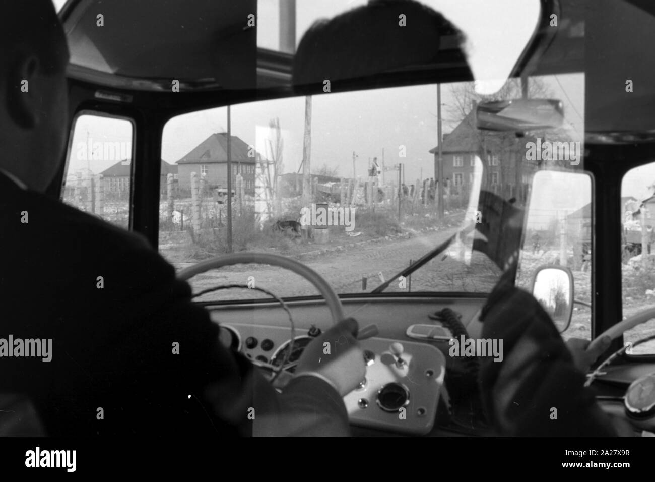 Busfahrt nach Charlottenburg di Berlino, Deutschland 1963. Viaggio in autobus a Charlottenburg di Berlino, Germania 1963. Foto Stock