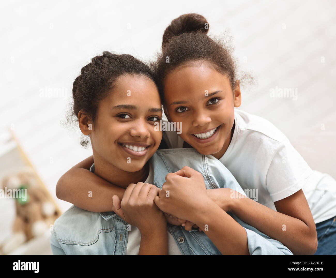 Ritratto di due belle sorelle africane l'incollaggio a casa Foto Stock