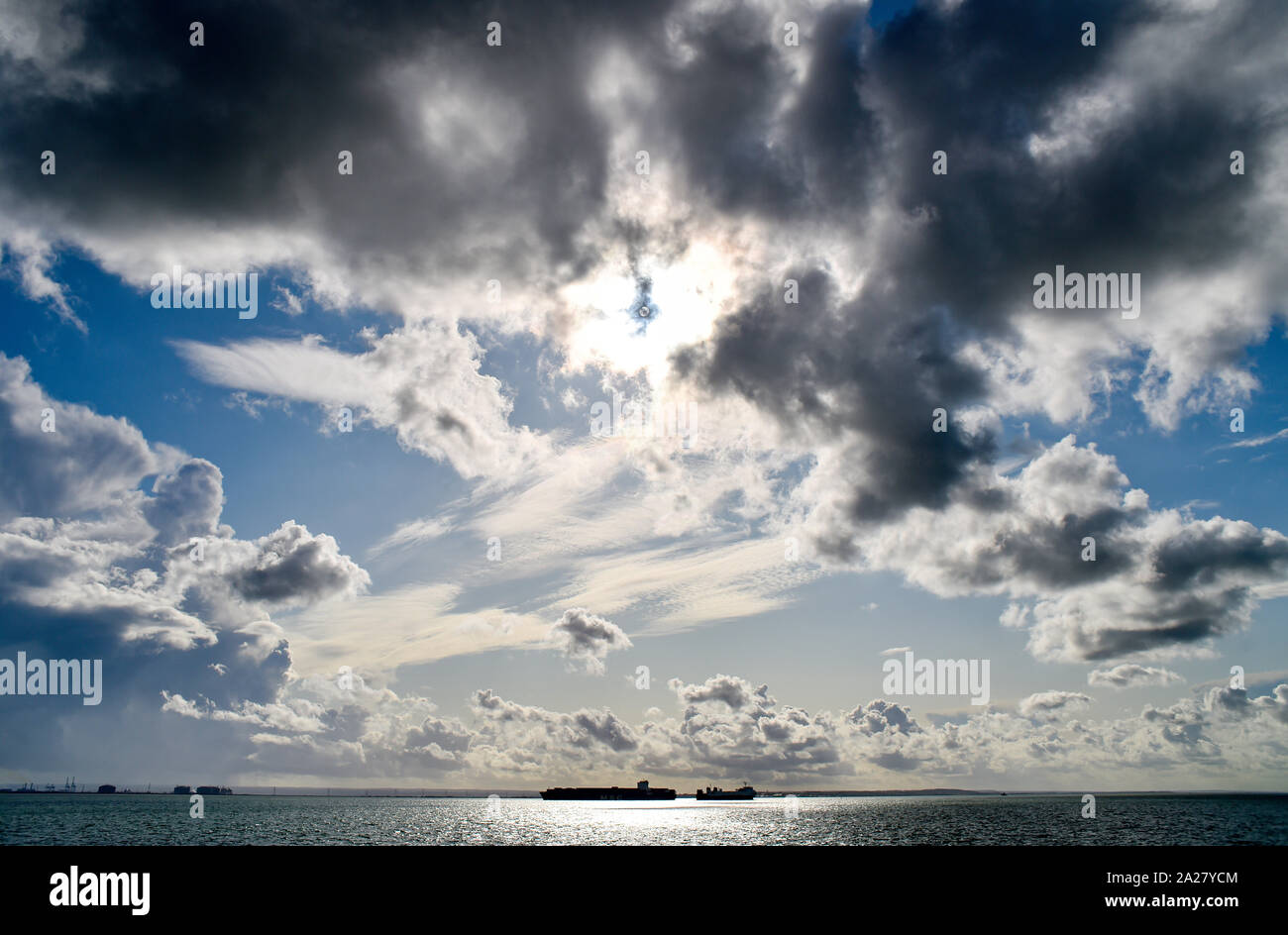 Southend UK 01 Ottobre 2019 - due grandi navi da carico passa da ogni altro nell'estuario del Tamigi off del Southend costa come essi vengono illuminate dal sole con nuvole temporalesche overhead di raccolta come le estremità di coda di uragano Lorenzo si dirige verso la Gran Bretagna nei prossimi giorni . Credito : Simon Dack / Alamy Live News Foto Stock