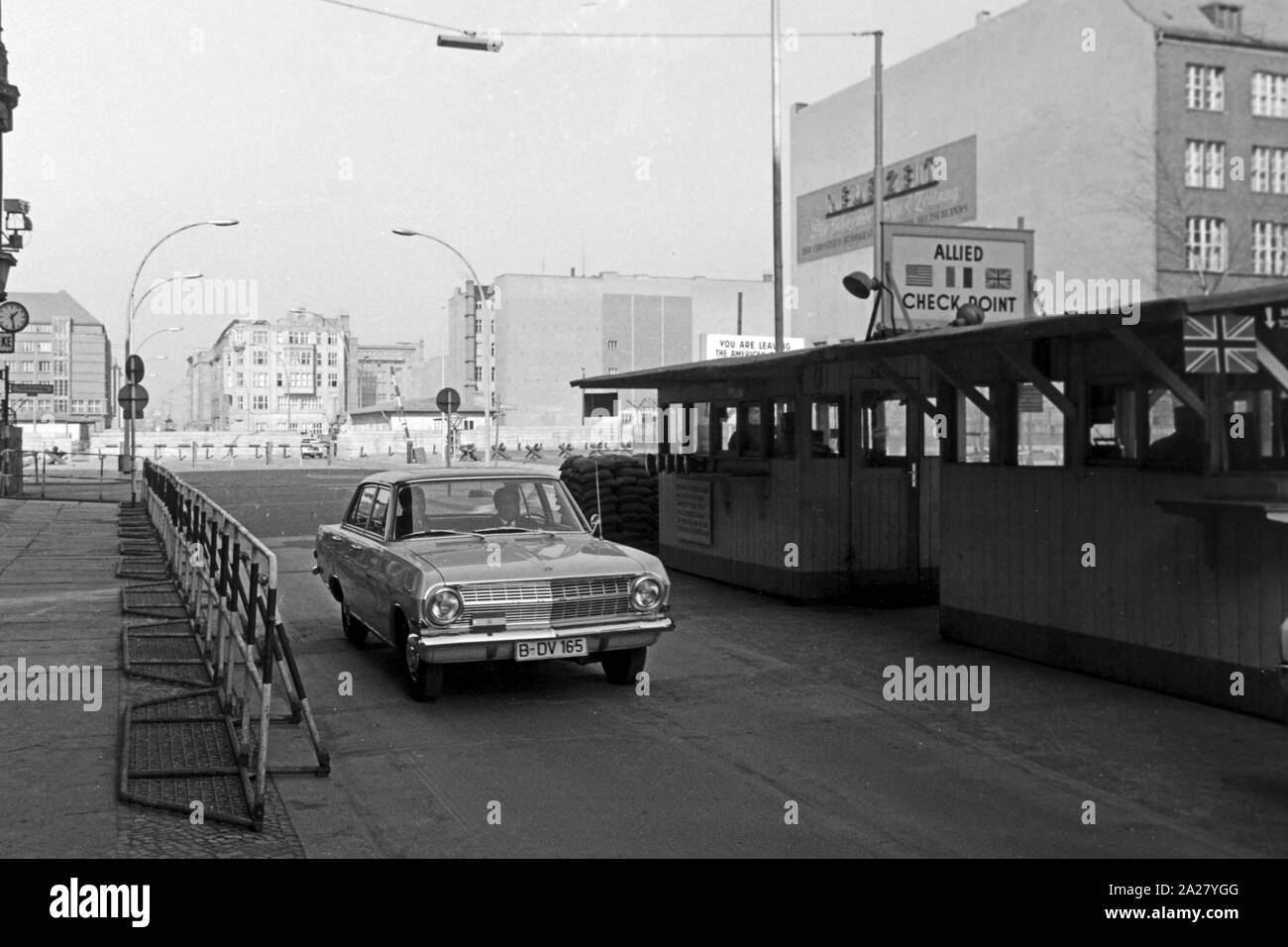 Opel am Checkpoint Charlie in der Kochstraße a Berlino, Deutschland 1963. Esercito alleato il Checkpoint Charlie in Kochstrasse; strada di Berlino, Germania 1963. Foto Stock