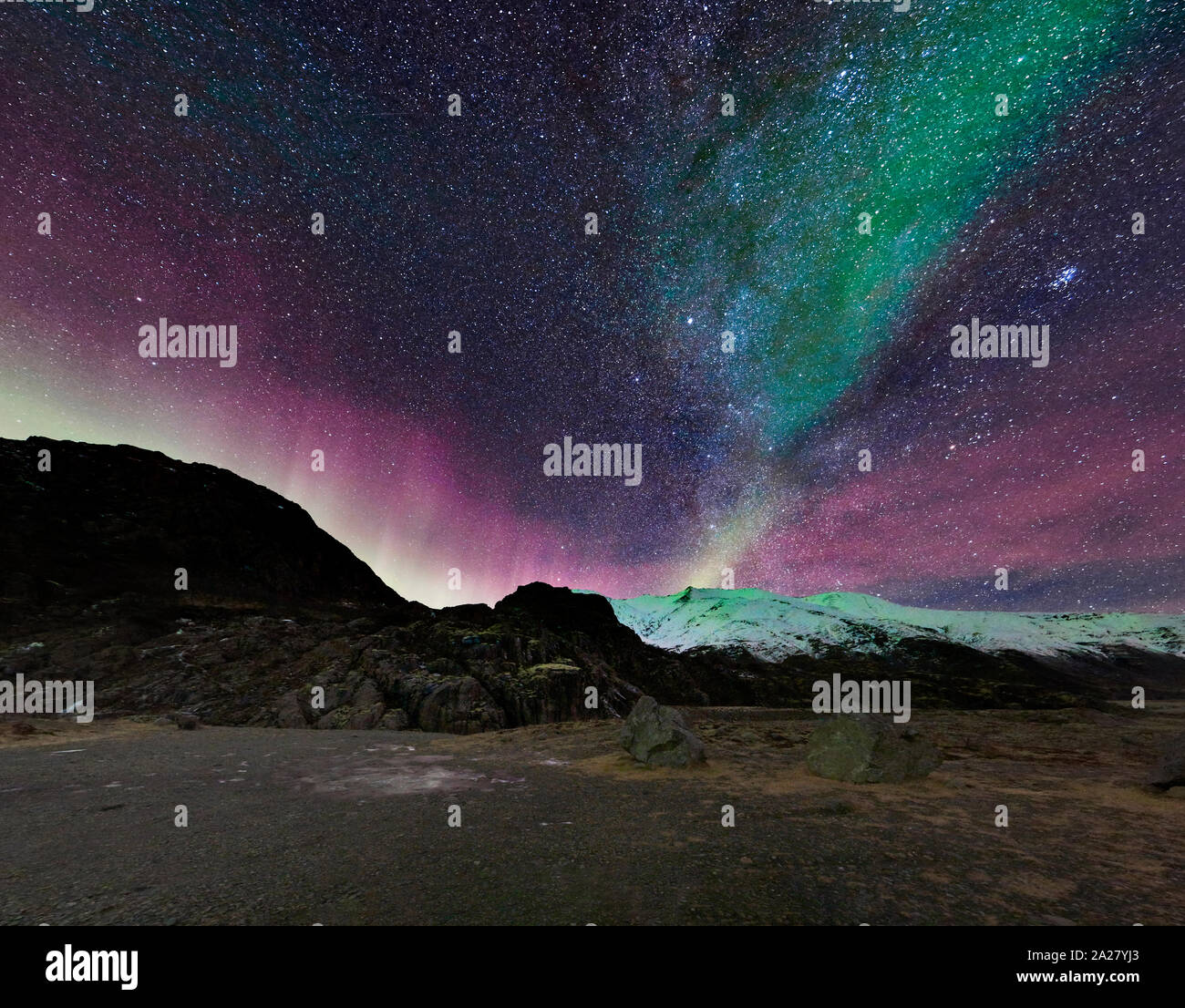 Aurora Boreale e la via lattea su ghiacciaio Hoffellsjokull, Islanda Foto Stock