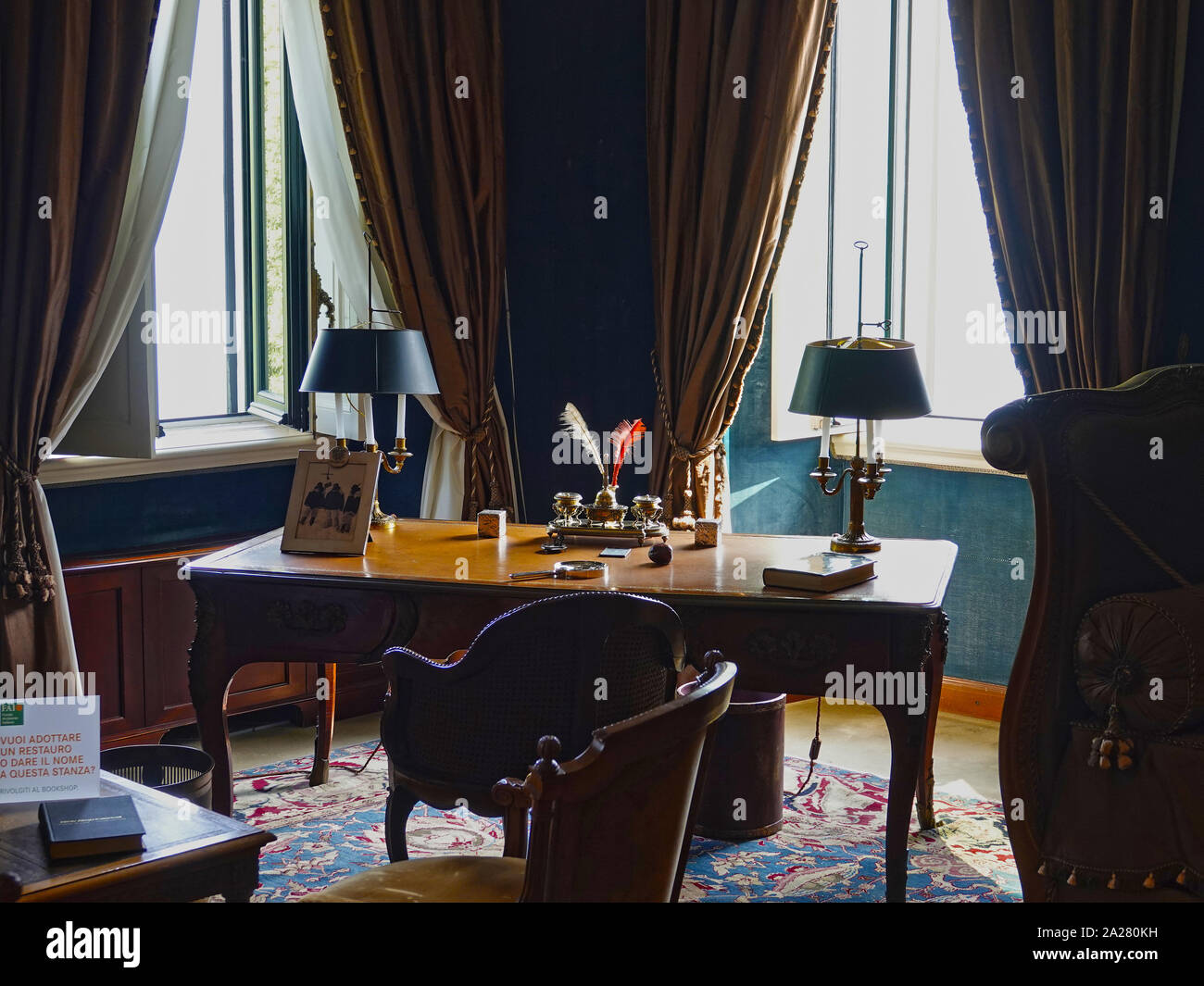 Il lago di Como, Lombardia, Italia la sala di studio e scrivania del passato ha ispirato il proprietario , Guido Monzino, all'interno della casa principale della Villa del Balbianello, Lago di Co Foto Stock