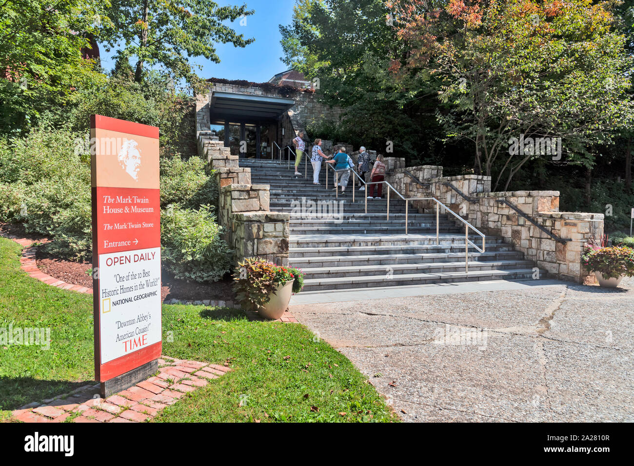 Gruppo di turisti in prossimità del Mark Twain House & Museum, Hartford ,io Connecticut, Stati Uniti d'America Foto Stock