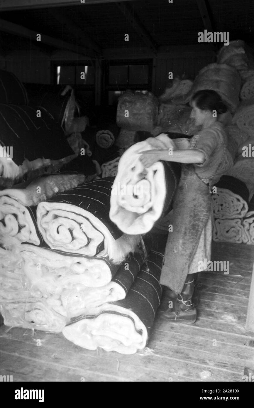 In Glasherstellung Lauscha, Thüringen, 1940-50er. Fabbricazione di vetro in Lauscha, Turingia, 1940-50s Foto Stock