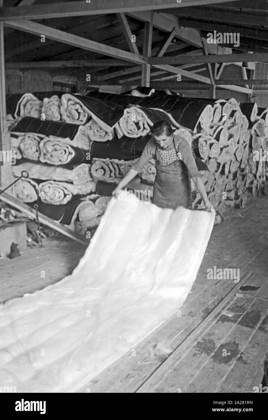In Glasherstellung Lauscha, Thüringen, 1940-50er. Fabbricazione di vetro in Lauscha, Turingia, 1940-50s Foto Stock