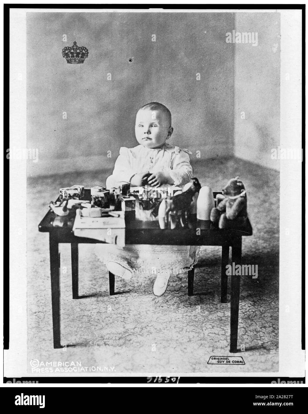 La principessa Juliana, futura regina dei Paesi Bassi, ritratto a figura intera, seduto, leggermente rivolta verso sinistra, al piccolo tavolo, con giocattoli Foto Stock