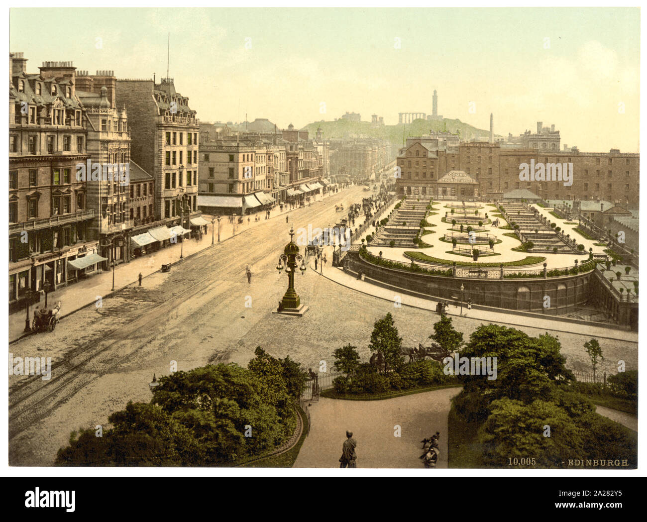 Princess Street (ossia Princes Street) e Calton Hill, Edimburgo, Scozia; titolo dalla Detroit Publishing Co., catalogo J-sezione estera. Detroit, Michigan. : Detroit Photographic Company, 1905.; Foto Stock