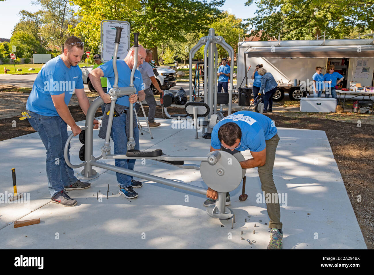 Detroit, Michigan - Volontari da Cooper standard di installare attrezzature ginniche in una nuova comunità del parco nel quartiere di Morningside. Foto Stock