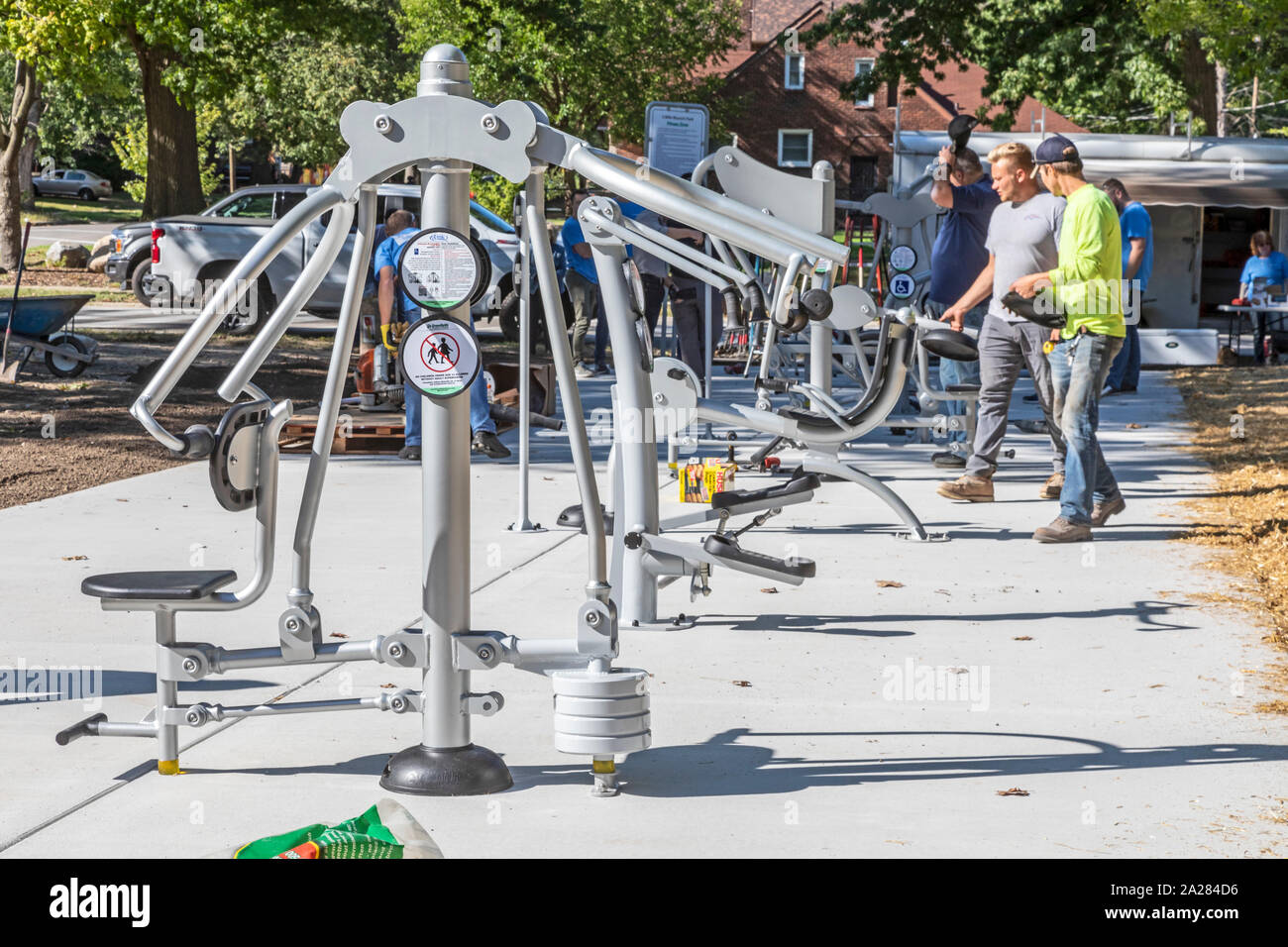 Detroit, Michigan - Volontari da Cooper standard di installare attrezzature ginniche in una nuova comunità del parco nel quartiere di Morningside. Foto Stock