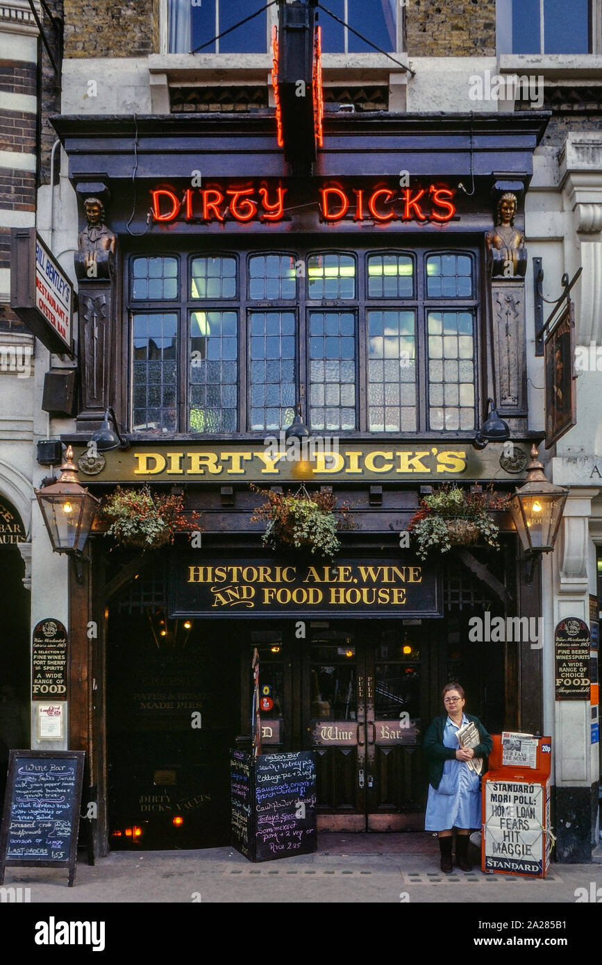 Dirty Dick's pub. Londra. In Inghilterra. Regno Unito. Circa ottanta Foto Stock