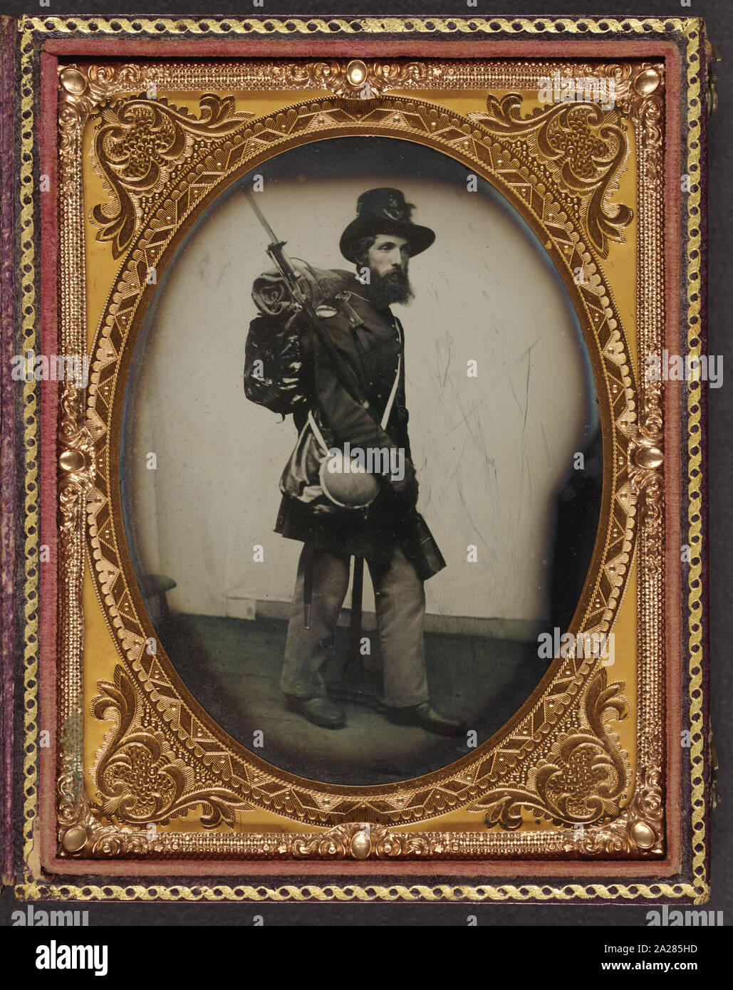 Albert privato H. Davis di Co. E, 9 New Hampshire reggimento di fanteria in uniforme, spalla bilancia e Hardee hat con il modello 1841 Mississippi rifle, spada a baionetta, zainetto con bedroll, mensa, e musetta Foto Stock