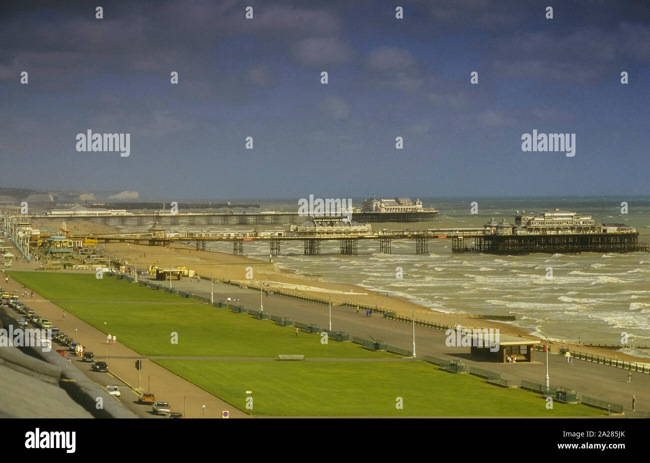 Palazzo e West piers, Brighton East Sussex, Inghilterra, Regno Unito. Circa ottanta Foto Stock