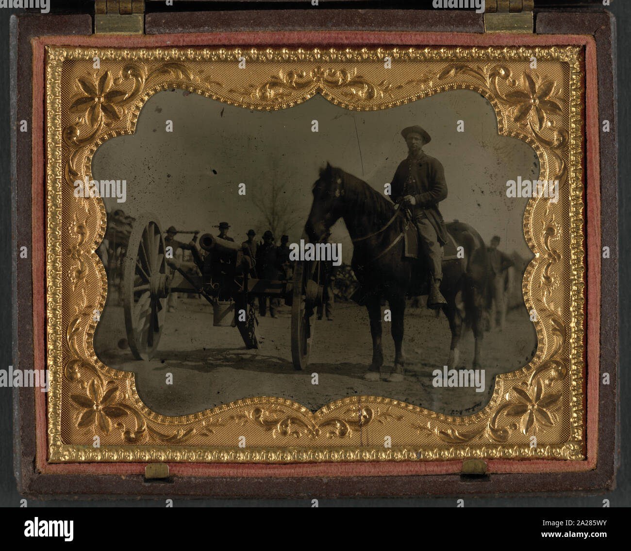 Davis privato J. Shepard di xi New York Luce batteria di artiglieria in uniforme a cavallo accanto a cannone Foto Stock