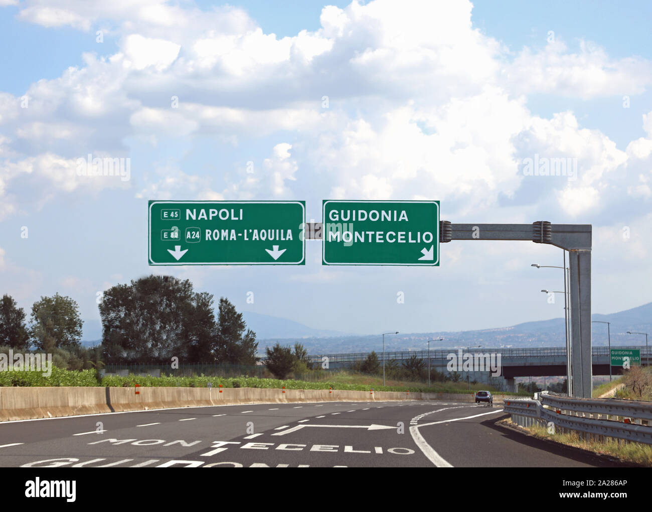 Svincolo Autostrada senza auto e il traffico italiano segnale vicino a Roma  e la città di Napoli Foto stock - Alamy