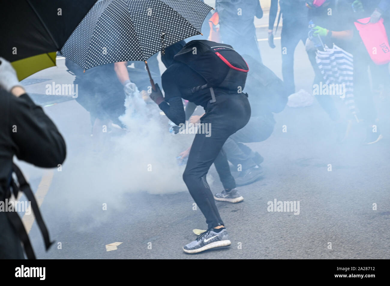 Hong Kong, Hong Kong SAR. 01 ott 2019. I manifestanti tentano di spegnere un gas lacrimogeni barattolo sparati dalla polizia di Hong Kong il 1 ottobre 2019. Foto di Thomas Maresca/UPI Credito: UPI/Alamy Live News Foto Stock