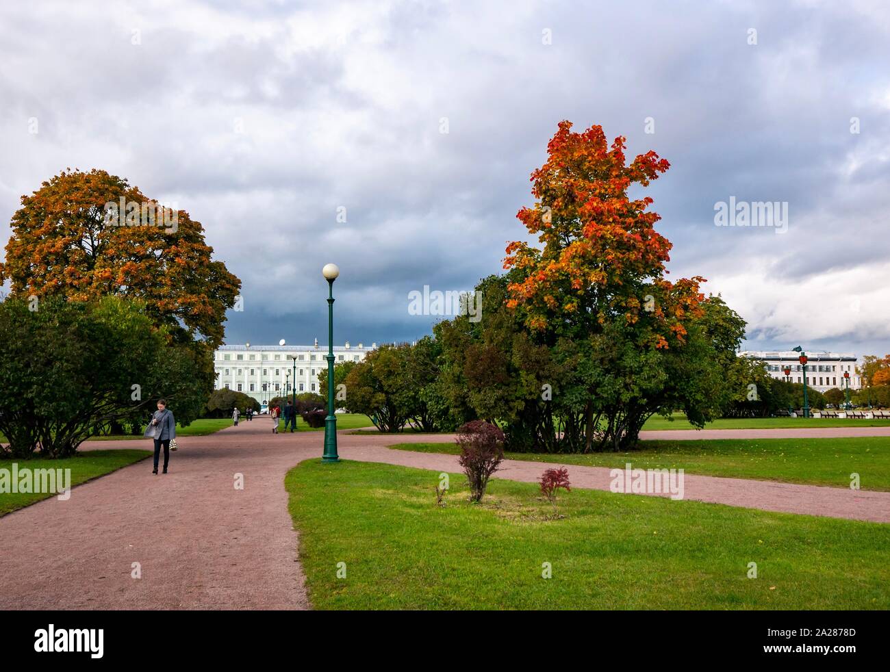 San Pietroburgo, Russia, 1 ottobre 2019. In Russia i colori autunnali e meteo: un drammatico cielo di autunno alberi e persone che camminano nel Campo di Marte city centre park Foto Stock