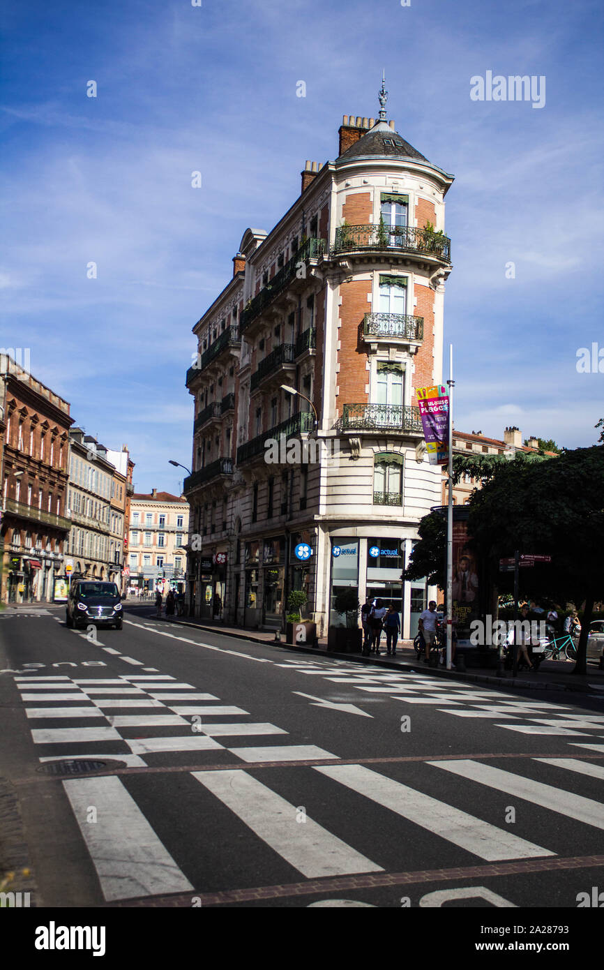 Stretto e un bellissimo edificio a Madrid capitale con una strada alato Foto Stock