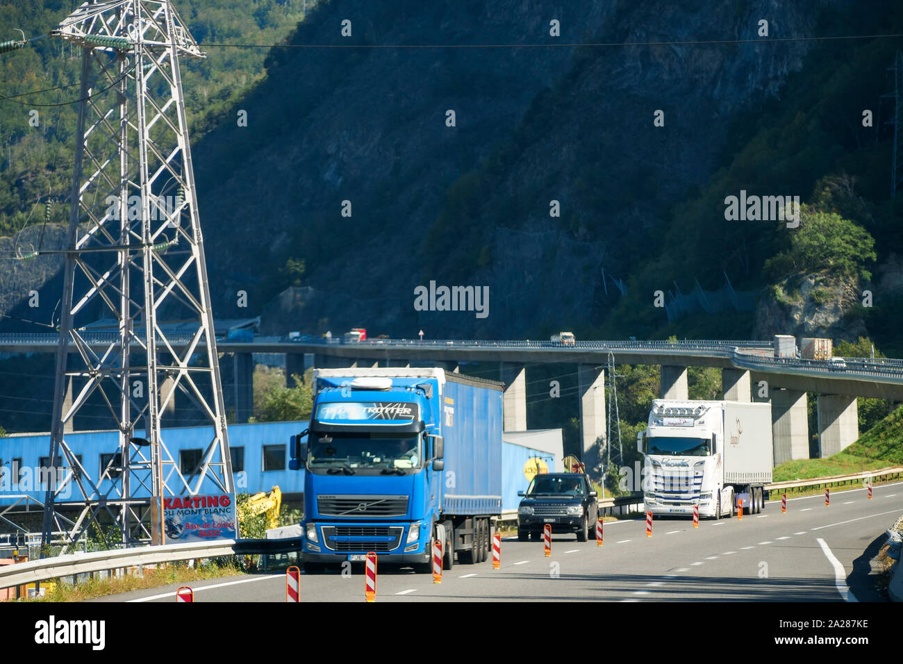 I carrelli drive sul viadotto Egratz, Chamonix-Mont-Blanc valley, Alta Savoia, Francia Foto Stock