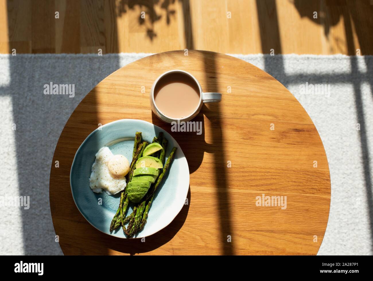 Uovo, avocado e gli asparagi una sana colazione casalinga con caffè Foto Stock