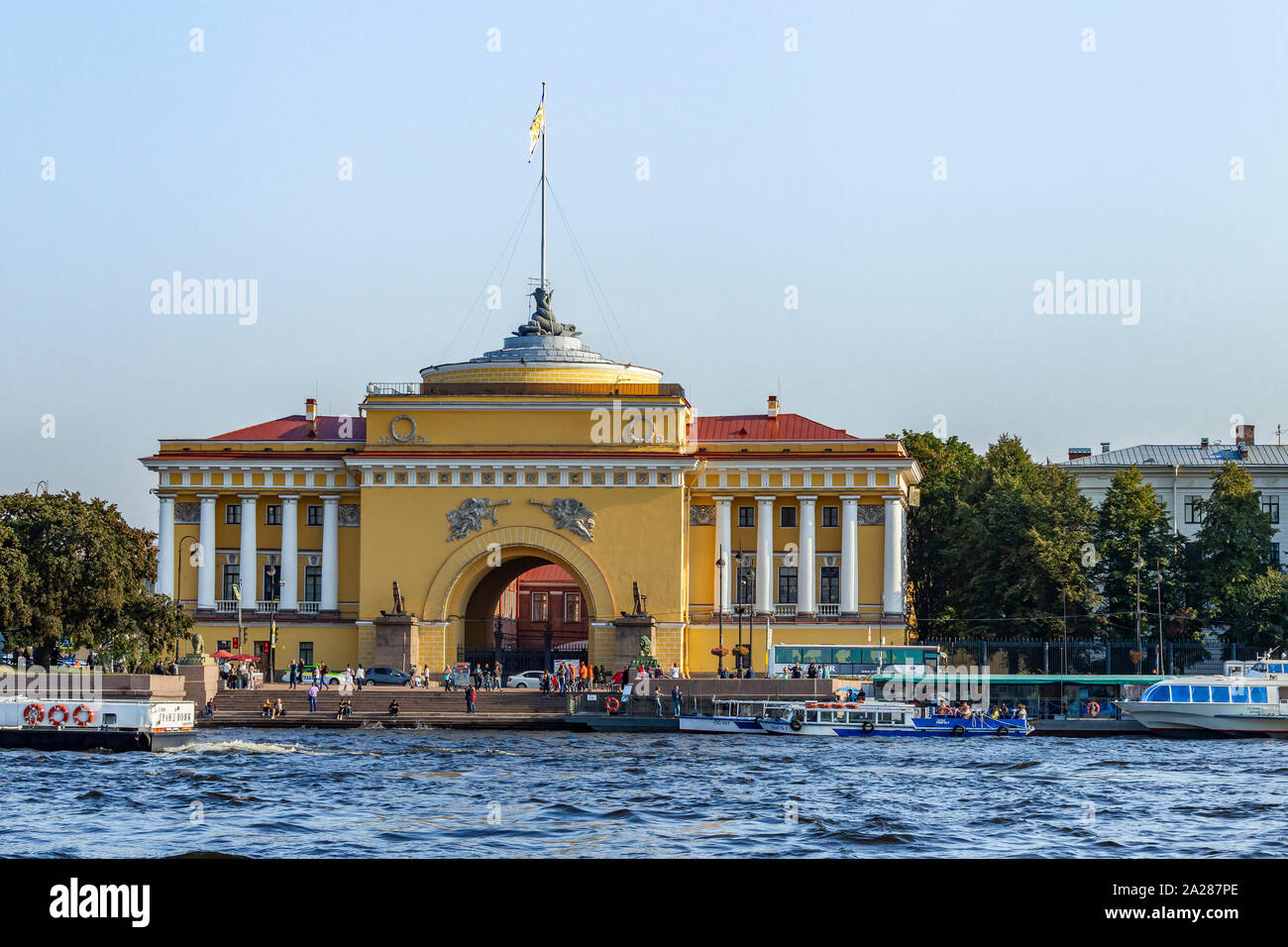 Navi al pontile sul fiume Neva dall'Admiralty edifici, San Pietroburgo, Russia Foto Stock