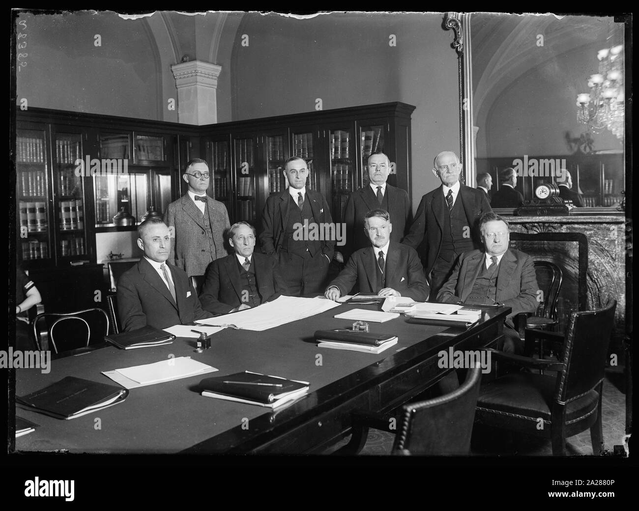 I privilegi e le elezioni del comitato del Senato ora tenere audizioni sul concorso proposto da Geo. Use. Peddy per il senatore Earl B. Mayfield del posto di guida. Lft. a rt. seduti: Senatori M.M. Di Neely W.Va., W.H. Re, dello Utah, S.P. Spencer, Mo., e James E. Watson, Ind. standing Lft a rt.: W.F. Zimmerman, Atty. Per Mayfield; E.P. Thayer, sergente-at-Arms in carica di riconteggio dei voti; Wm. McLean, Atty. di Mayfield e il senatore Ernst Foto Stock