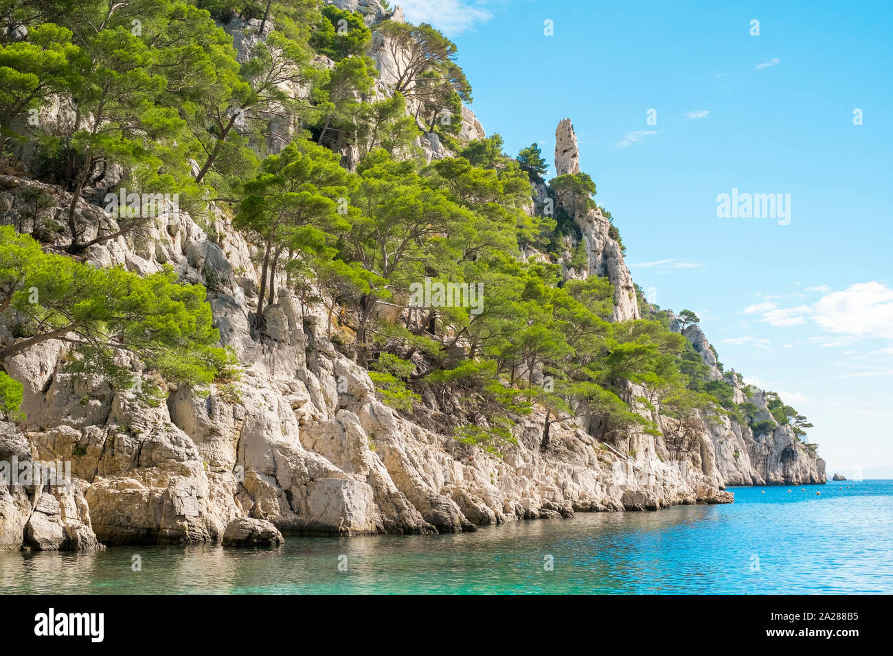 Paesaggio mediterraneo a Calanque d'En-Vau, Parc National des Calanques, Bouches-du-Rhône, Provence-Alpes-Côte d'Azur, in Francia Foto Stock