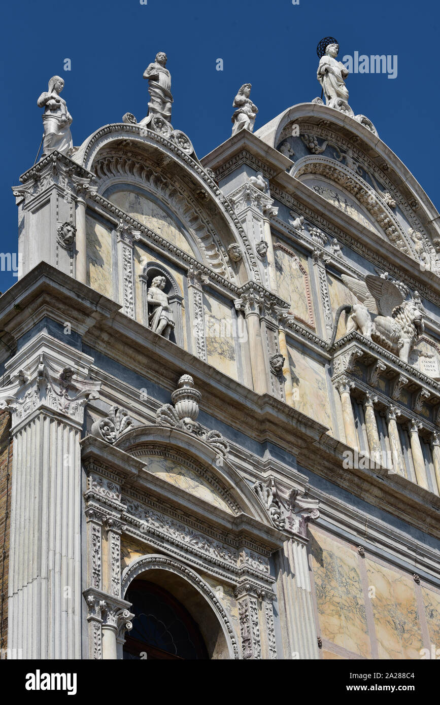 La decorazione di facciata della Scuola Grande di San Marco si crogiola al sole, Castello, Venezia, Italia, Europa. Foto Stock