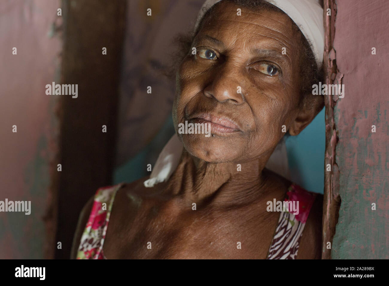 Senior donna afro-brasiliana dal nord di Minas Gerais, a casa Foto Stock