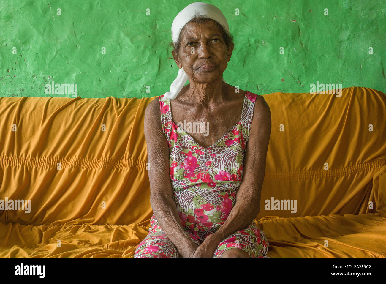 Senior donna afro-brasiliana dal nord di Minas Gerais, a casa Foto Stock