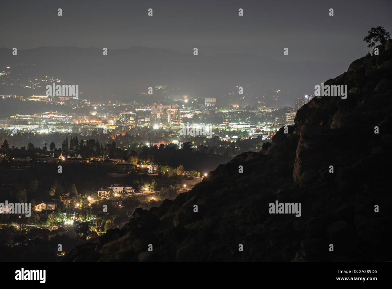 Vista notturna verso Centro Warner dalla Santa Susana montagne nella valle di San Fernando zona di Los Angeles, California. Foto Stock