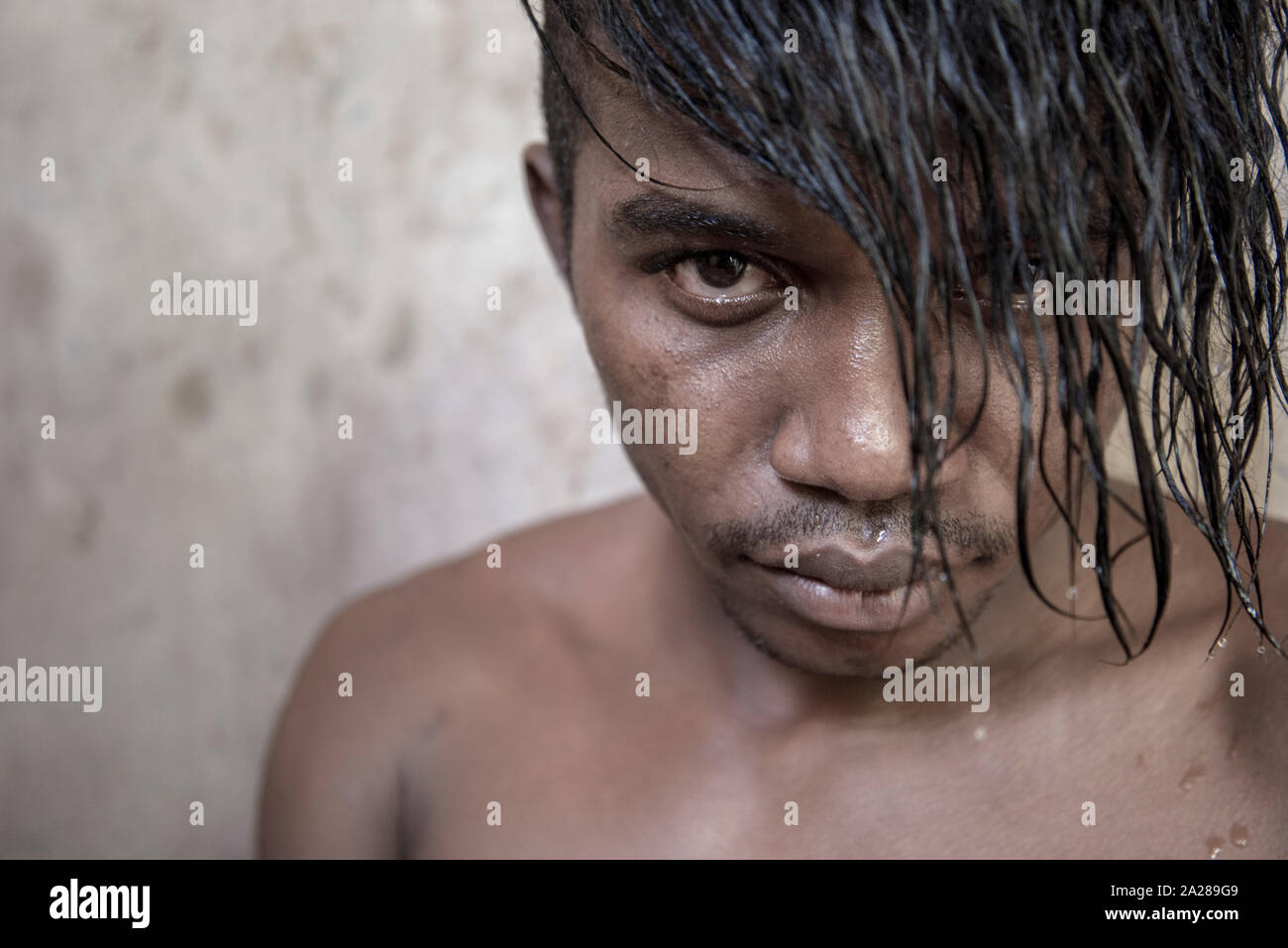 L'uomo da una brasiliana settentrionale quilombo dopo la doccia rinfrescante Foto Stock