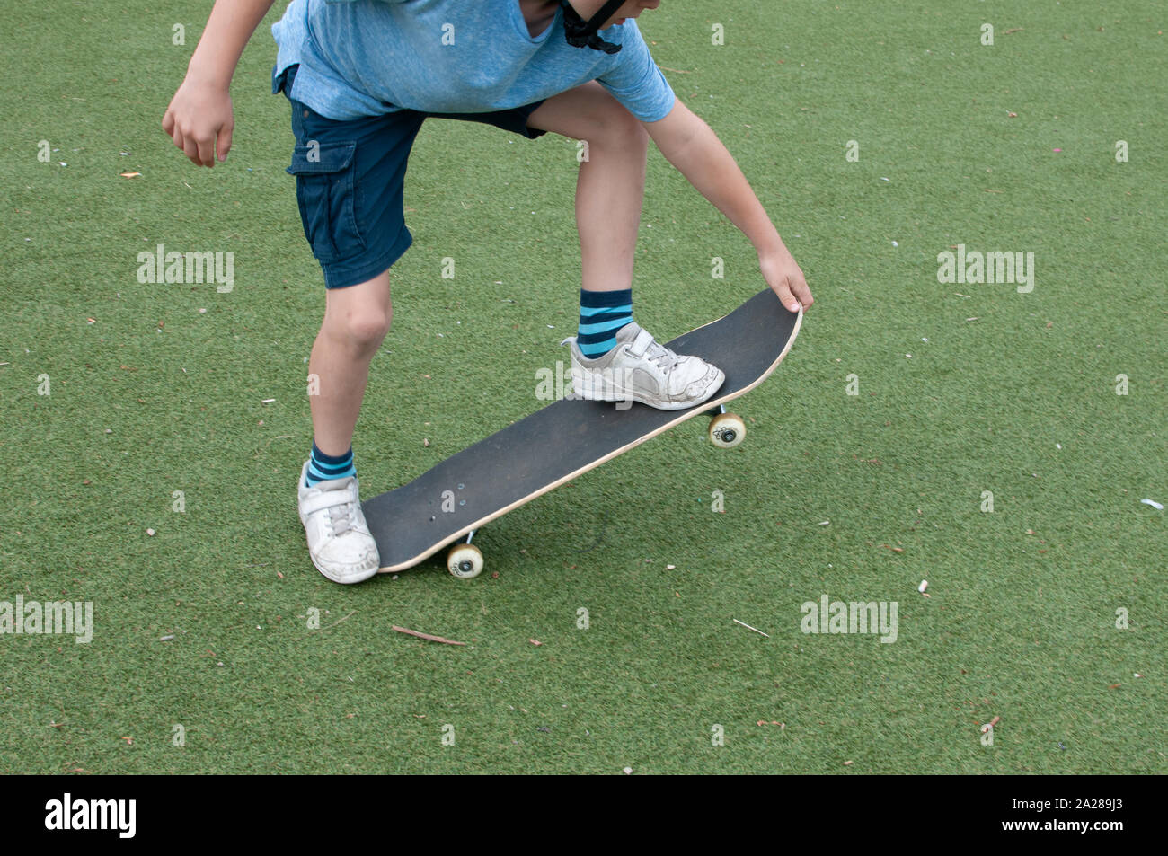 Ragazzo su uno skateboard Foto Stock