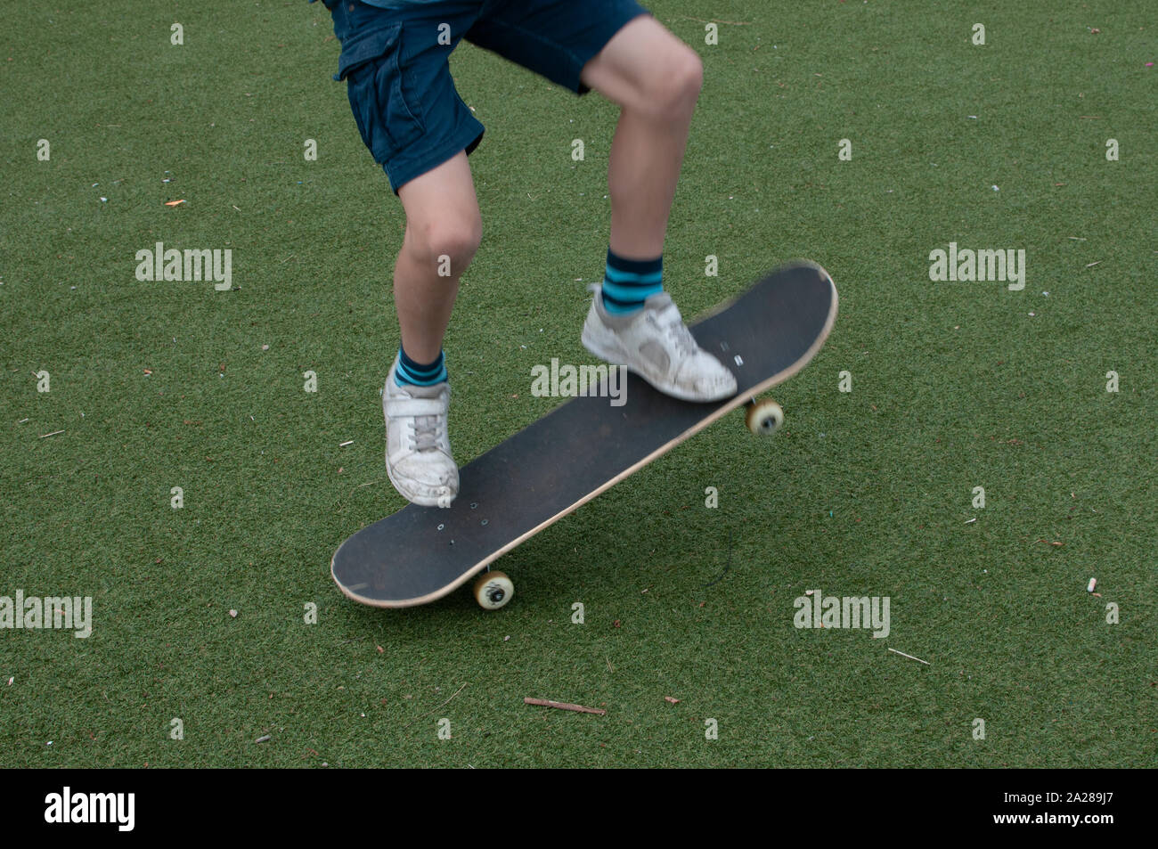 i piedi di un ragazzo su uno skateboard Foto Stock